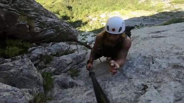 Homem Forte Apto Está Subindo Sozinho Nas Montanhas Suíça Enquanto — Vídeo de Stock