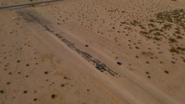 Dois Carros Deserto Vídeo Drone Salt Lake Desert Valley — Vídeo de Stock