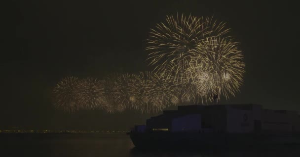 Großes Feuerwerk Über Dem Meerwasser Mit Der Silhouette Des Msheireb — Stockvideo