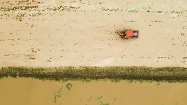 Luftaufnahme Von Zwei Traktoren Die Reisfeld Vorbereitung Für Die Pflanzung — Stockvideo