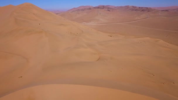 Letecký Záběr Poušti Atacama Ukazuje Velkou Zlatou Písečnou Dunu Písek — Stock video
