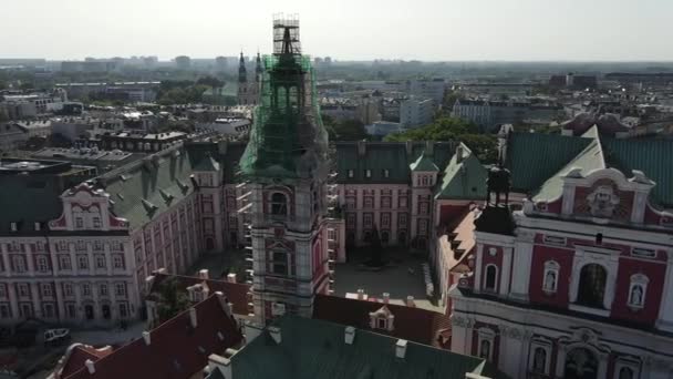 Iglesia Construcción Coloridas Casas Antiguo Ayuntamiento Poznan Polonia Drone Disparo — Vídeos de Stock