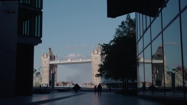 大楼回流中的塔桥 — 图库视频影像