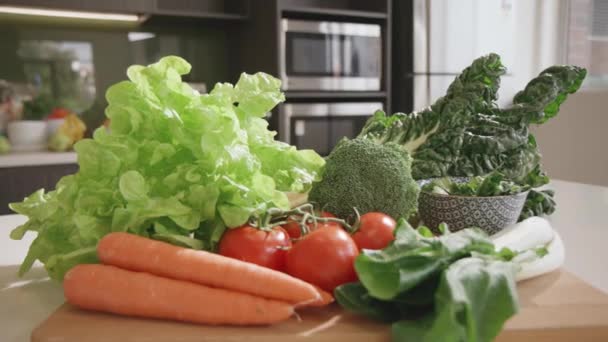 Verduras Frescas Tabla Cortar Cocina Moderna Estilo Vida Saludable — Vídeo de stock