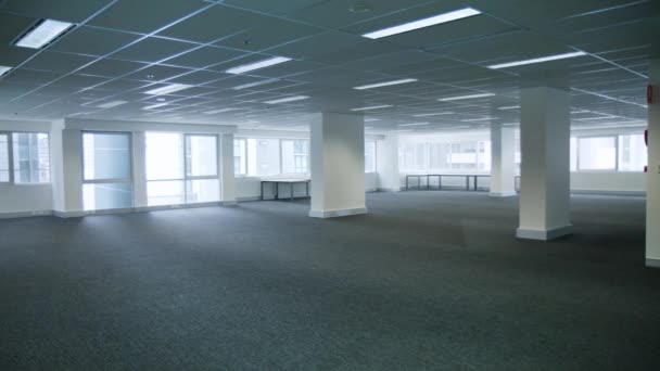 Leere Büroflächen Ohne Schreibtisch Und Teppichboden Immobilien Für Unternehmen — Stockvideo