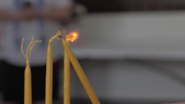 在教堂里点燃黄色的蜡烛 慢动作射击 — 图库视频影像
