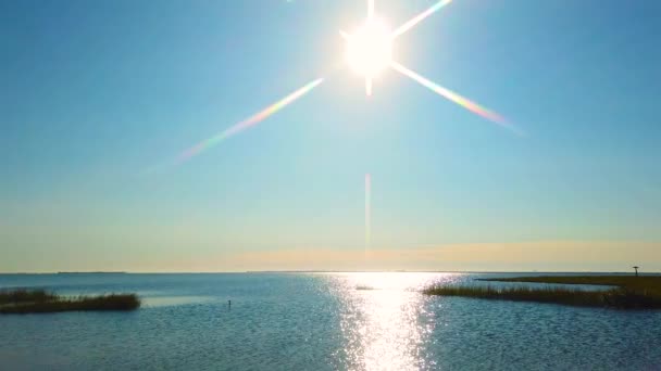 在晴朗的日子里 高清平底锅从左到右经过阳光 在通往亚特兰大市天际线的水道上反射明亮 也有4K版本 — 图库视频影像