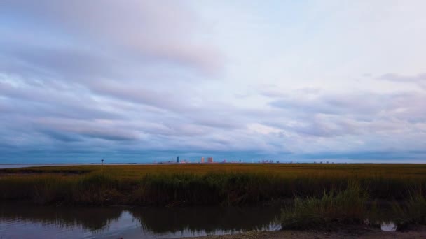 Timelapse Atlantic City Panorama Vzdálenosti Nad Vodní Cestou Většinou Zataženou — Stock video