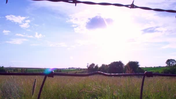 Nuvens Timelapse Através Cerca Enferrujada Revelar — Vídeo de Stock