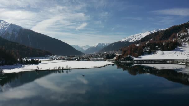 Hermoso Vuelo Sobre Lago Davos Suiza Con Barco Las Aguas — Vídeo de stock