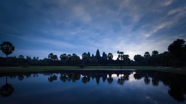 Moody Ουρανό Πάνω Από Άδειο Angkor Wat Κατά Την Ανατολή — Αρχείο Βίντεο