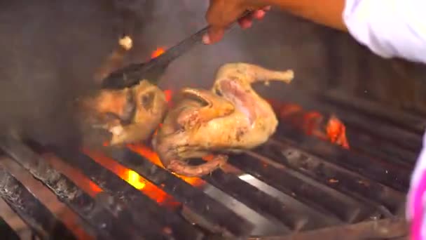 グリルチキンを作る 火格子で鶏を作る — ストック動画