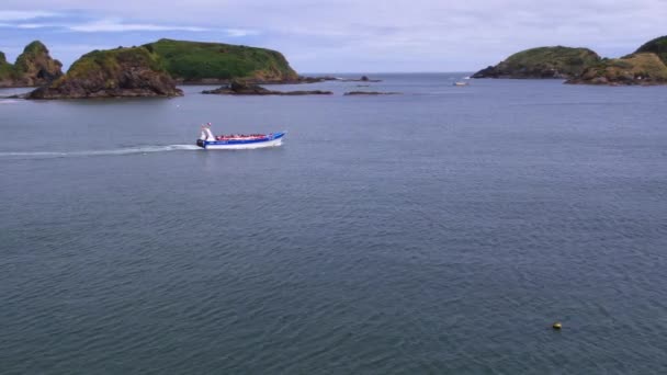 Tiro Aéreo Largo Seguindo Barco Turístico Costa Chilena Dia Ensolarado — Vídeo de Stock