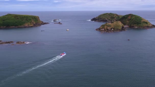 Punihuil Chiloe島 明るい晴れた日の海岸のコストの高い島を旅するボートの空中風景 — ストック動画