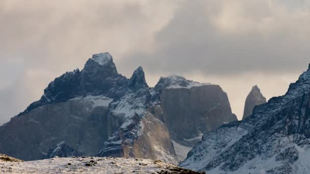 Time Lapse Neige Couvert Cuernos Del Paine Dans Parc National — Video