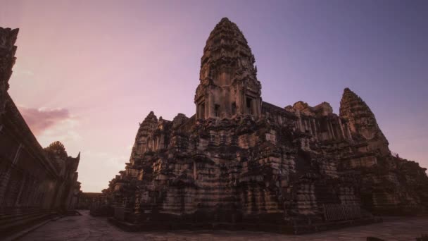 Sonnenaufgangsstrahlen Die Eines Morgens Den Zentralen Türmen Von Angkor Wat — Stockvideo