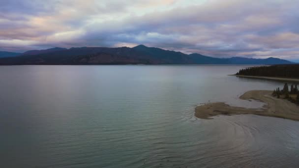 Озеро Клуане Драматичному Заході Сонця Позаду Гір Постріл Повітря — стокове відео