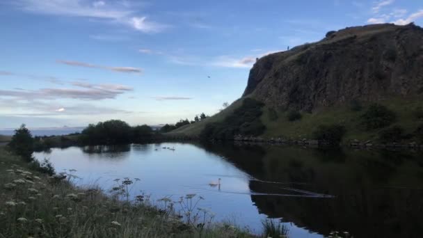 在爱丁堡的邓赛湖 阳光灿烂 天空蔚蓝 在霍里罗德公园 — 图库视频影像