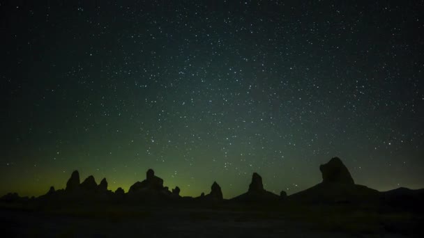Cielo Nocturno Lapso Tiempo Por Encima Trona Pináculos Desierto California — Vídeos de Stock