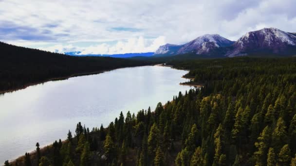 Johnson Range Lago Nel Pomeriggio Sole Montagna Drone Aereo — Video Stock