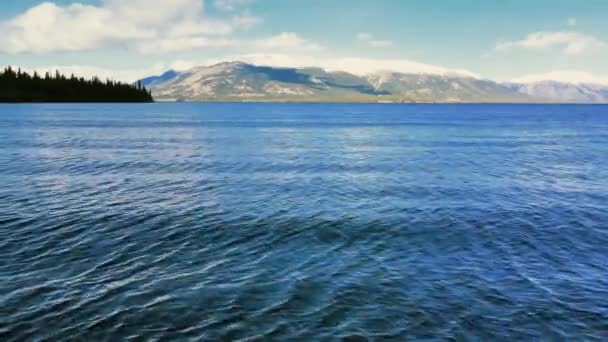 Aérea Hacia Atrás Sobre Lago Atlin Cordillera Blanca Fondo — Vídeos de Stock