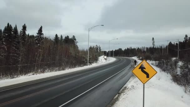 Camino Carretera Abierta Invierno Canadá Drone Pan Aéreo Hasta — Vídeos de Stock