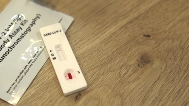 对19号肠病毒阴性血液检查的回顾 Sars Cov 2抗体试剂盒包上的Sars Cov 2阴性 Covid 19快速测试装置的阴性测试结果 — 图库视频影像