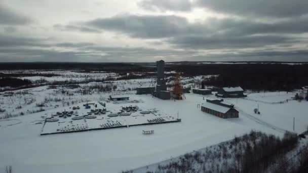 Minas Petróleo Ouro Inverno Canadá Meio Floresta Drone Aerial — Vídeo de Stock