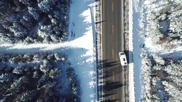 Van Dirigindo Através Frio Ensolarado Céu Azul Dia Inverno Norte — Vídeo de Stock