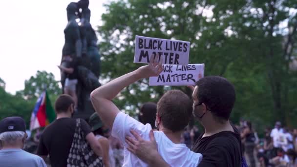 Γκέι Ζευγάρι Δείχνει Υποστήριξη Κατά Διάρκεια Της Διαδήλωσης Black Lives — Αρχείο Βίντεο