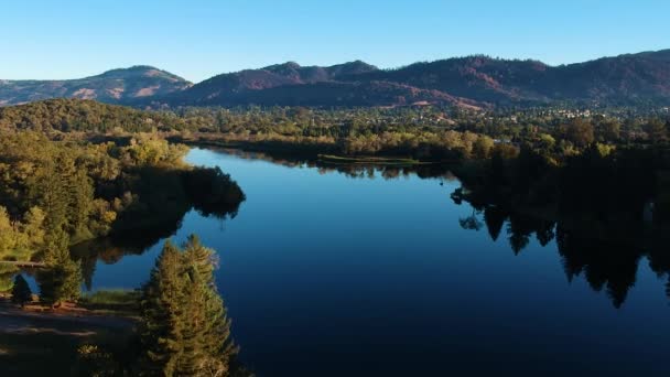 Vuelo Aéreo Sobre Hermoso Lago Amanecer — Vídeos de Stock