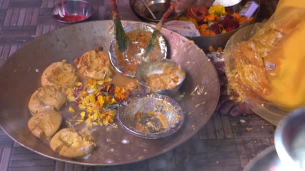 Haldi Haath Dari Pengantin Wanita Dalam Pernikahan Tradisional Uttarakhand India — Stok Video