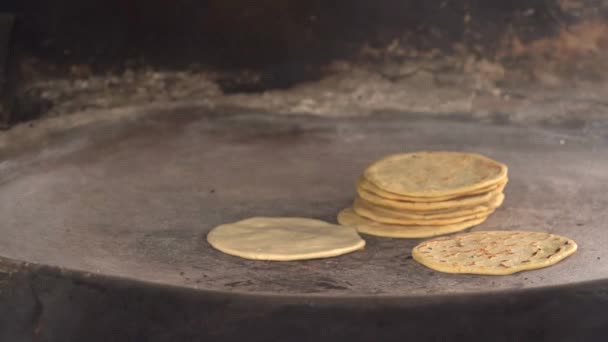 Tortilla Ile Tüttürmek Comal Içinde Mısır Tortillası — Stok video