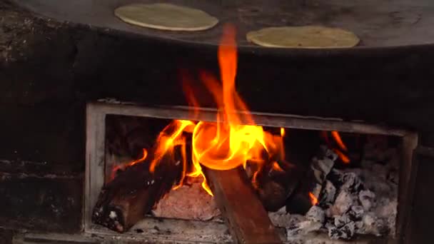 Incline Tortilhas Comal Chama Tortilhas Milho Comal Fogo — Vídeo de Stock