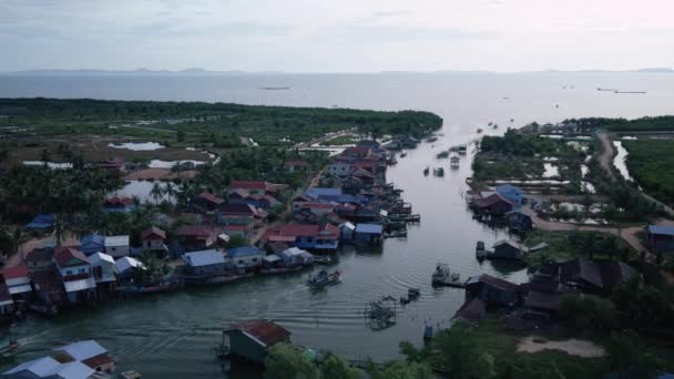 Pueblo Pesquero Tradicional Estuario Costa Sur Camboya Con Barcos Que — Vídeo de stock