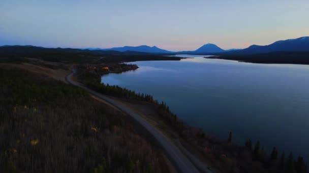 Malownicza Droga Nad Jeziorem Meander Wzdłuż Spokojnego Atlin Lake Aerial — Wideo stockowe