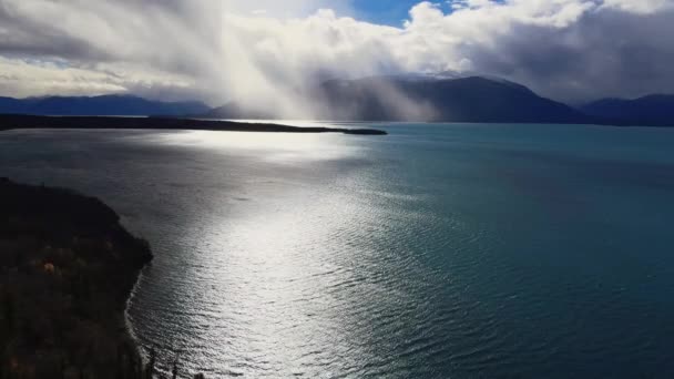 曇った日にアトリン湖の上に日光浴 見事な森と山 — ストック動画