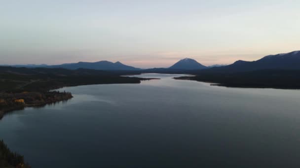 如果是加拿大的阿特林湖和山 请保持空中的平静 海滨风景路 — 图库视频影像