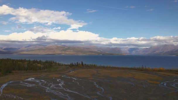 Voar Sobre Riacho Aproximando Kluane Lake Montanhas Vista Aérea Panorâmica — Vídeo de Stock