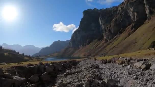 Snabb Flygning Låg Höjd Bro Till Stenig Flodbädd Fpv Drönarperspektiv — Stockvideo