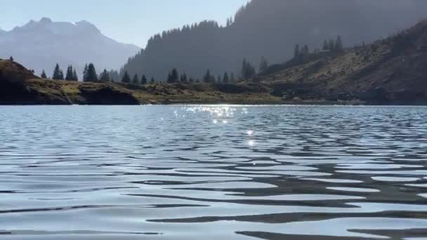 Reflejos Solares Rebotando Las Tranquilas Olas Agua Lago Montaña Relajante — Vídeos de Stock