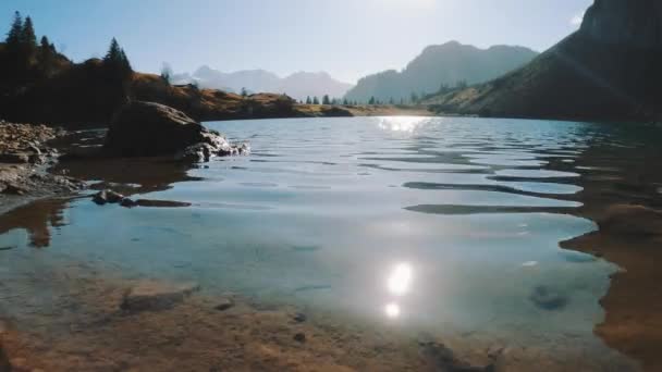 Wasser Plätschert Reflektiert Das Licht Der Nachmittagssonne Auf Einem Bergsee — Stockvideo