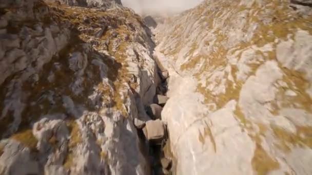 Volando Por Pequeño Arroyo Montaña Puede Ver Desde Una Perspectiva — Vídeos de Stock