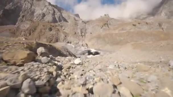 Rápido Voo Para Frente Através Uma Caverna Gelo Nas Montanhas — Vídeo de Stock