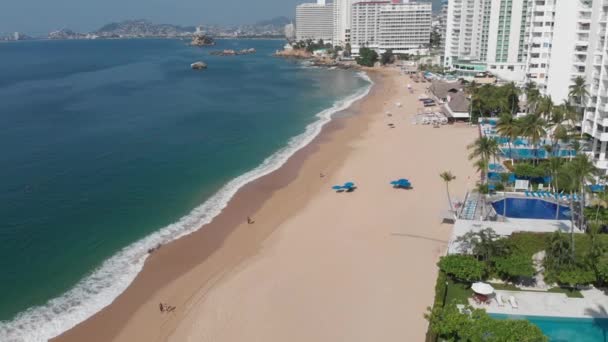 Dron Volando Playa Cerca Los Hoteles Piscinas — Vídeos de Stock