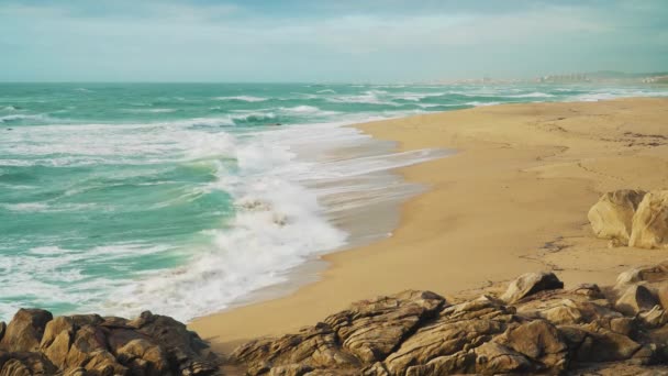 Blauwe Oceaan Golven Verpletteren Een Strand Van Geel Zand — Stockvideo