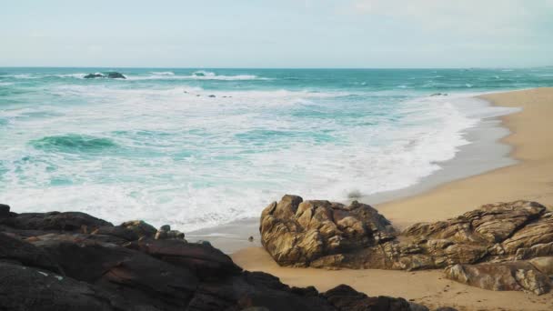 Onde Blu Dell Oceano Che Frantumano Una Spiaggia Sabbia Gialla — Video Stock