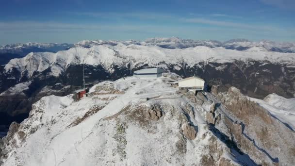 在瑞士滑雪胜地Arosa的著名Weisshorn餐馆周围的美丽的航班 — 图库视频影像