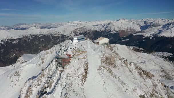 在瑞士滑雪胜地Arosa向美丽的山站顺利地向前飞去 — 图库视频影像