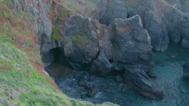 Klippen Und Felsen Meer Einem Sonnigen Tag — Stockvideo